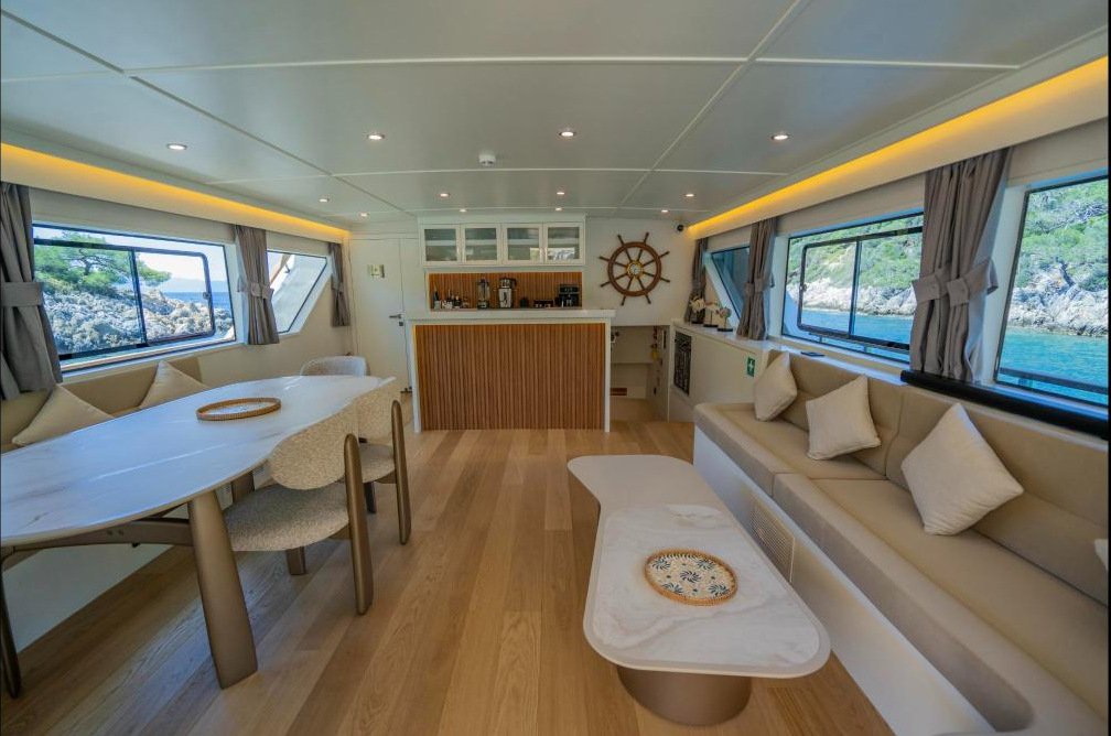 30m trawlerde 11 misafirlik oval yemek masalı, tam genişlikte ana salon