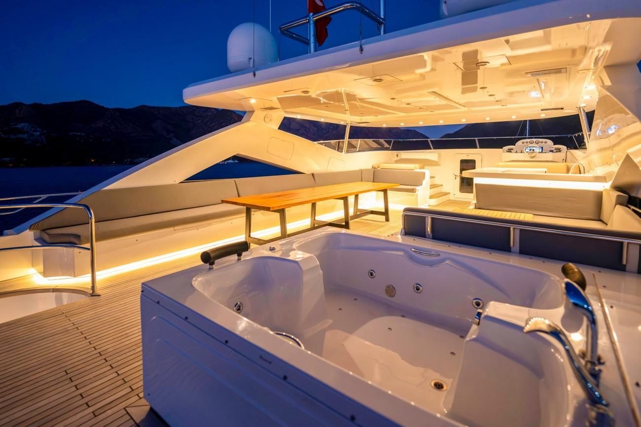 Türkiye'de satılık 38m süperyatın güneş güvertesinde gece aydınlatılmış jakuzi