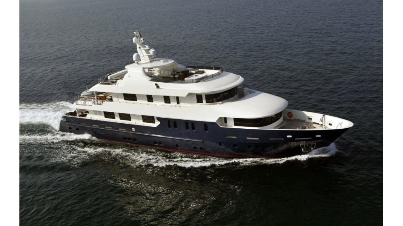 40m deluxe motoryat kiralama Bodrum - Türk kıyısı açıklarında seyreden lacivert gövdeli explorer tarzı süperyat