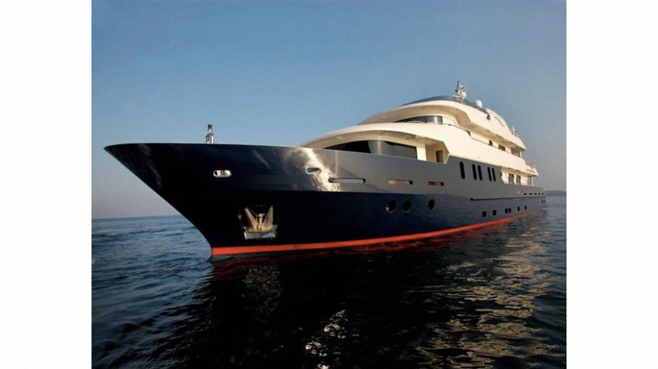 40m motoryat kiralama Bodrum - düz Ege suyunda demirli lacivert çelik gövdenin baştan görünümü