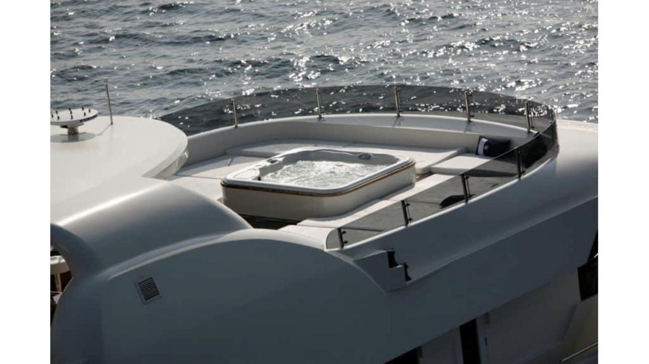 Bodrum deluxe motoryat kiralama - deniz manzaralı, tik kenarlı üst güverteye gömülü güneş güvertesi jakuzisi