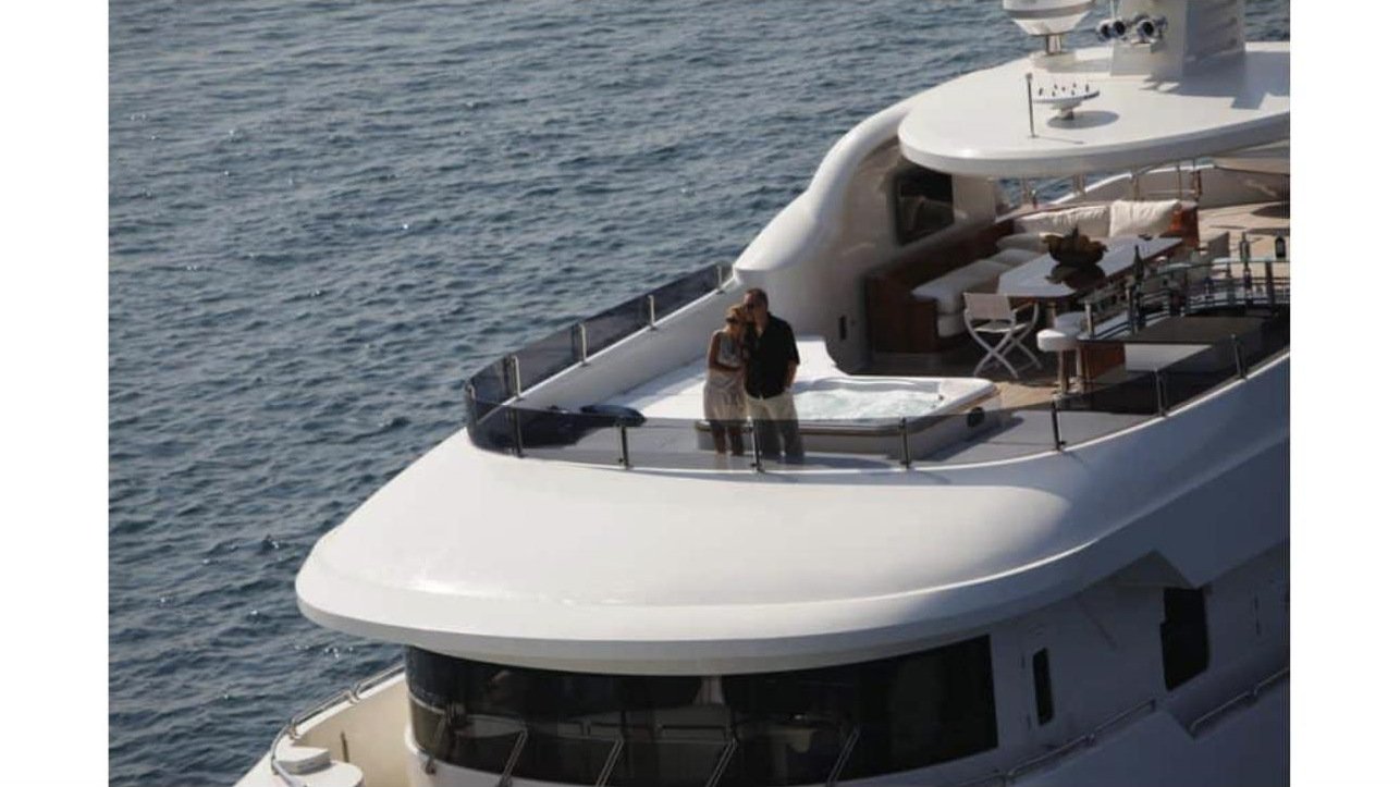 Bodrum motoryat kiralama - güneş güvertesi jakuzisi ve gölgeli üst güverte lounge'unun havadan görünümü