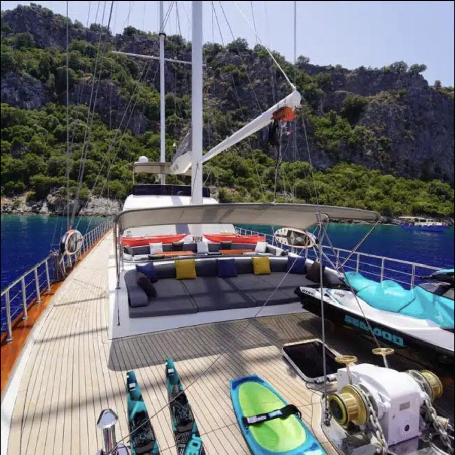40m gulet kiralama Bodrum - jet ski, SUP ve su kayaklarıyla baş güverte oturma alanı