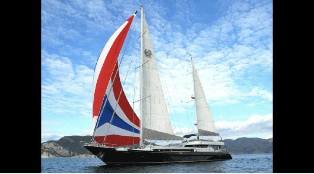 Marmaris motor sailer kiralama - Türk kıyısı açıklarında balon yelkenle seyreden koyu gövdeli 40m ketch