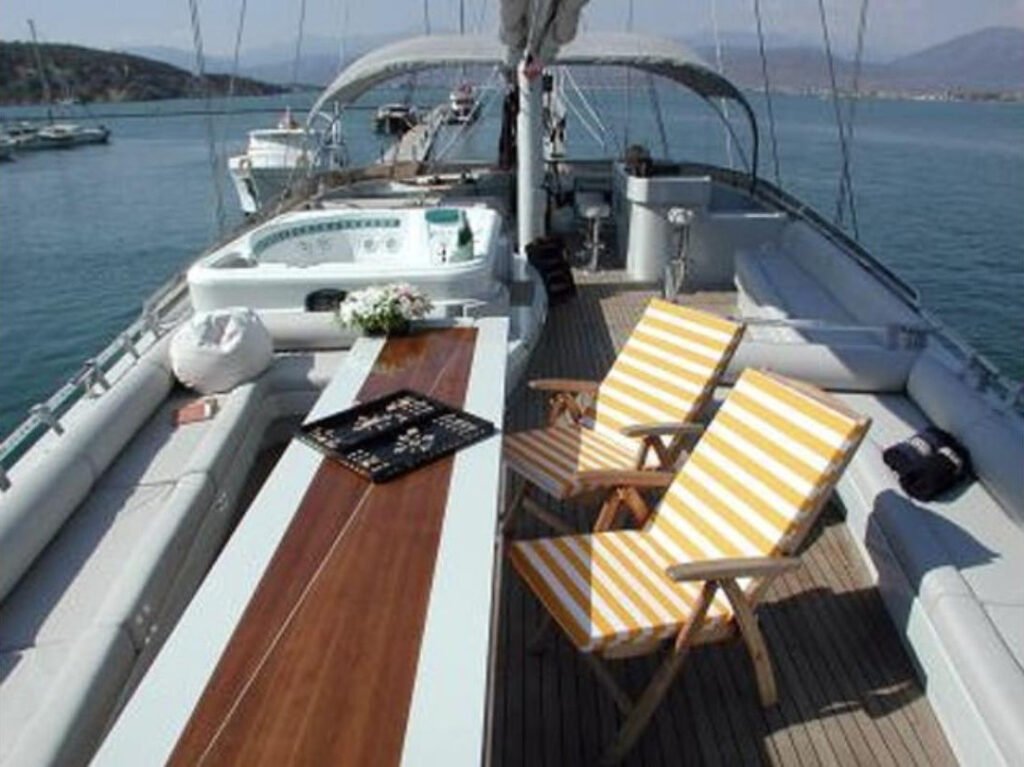 40m kiralık motor sailer'da kıç güverte oturma alanı, jakuzi ve tavla tahtası
