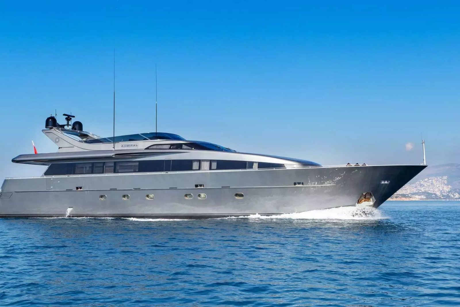 Admiral 101 Motoryat Kiralama Atina | 6 Kabinli Mürettebatlı Yat, Alimos