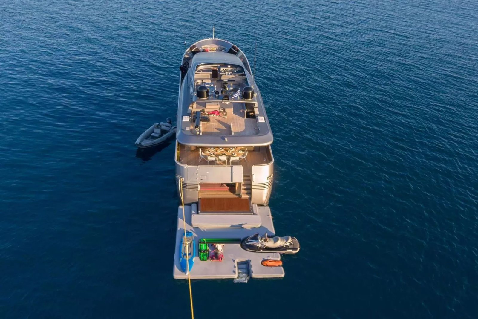 Platformda jet ski ve deniz oyuncaklarıyla Atina kiralık Admiral 101 motoryatın havadan kıç görünümü