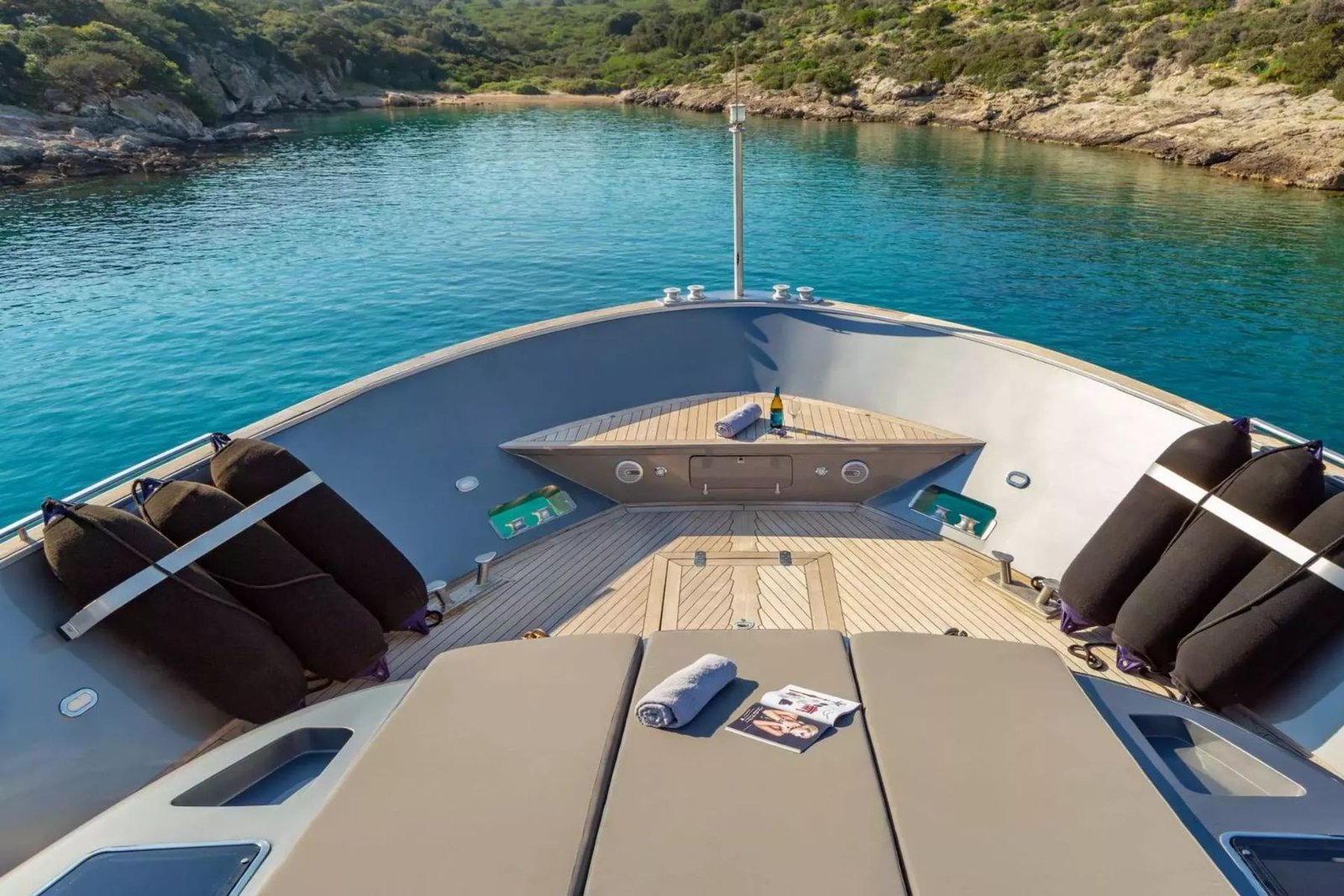 Atina kiralık Admiral 101 motoryatta baş güverte güneşlenme minderleri ve ön oturma alanı