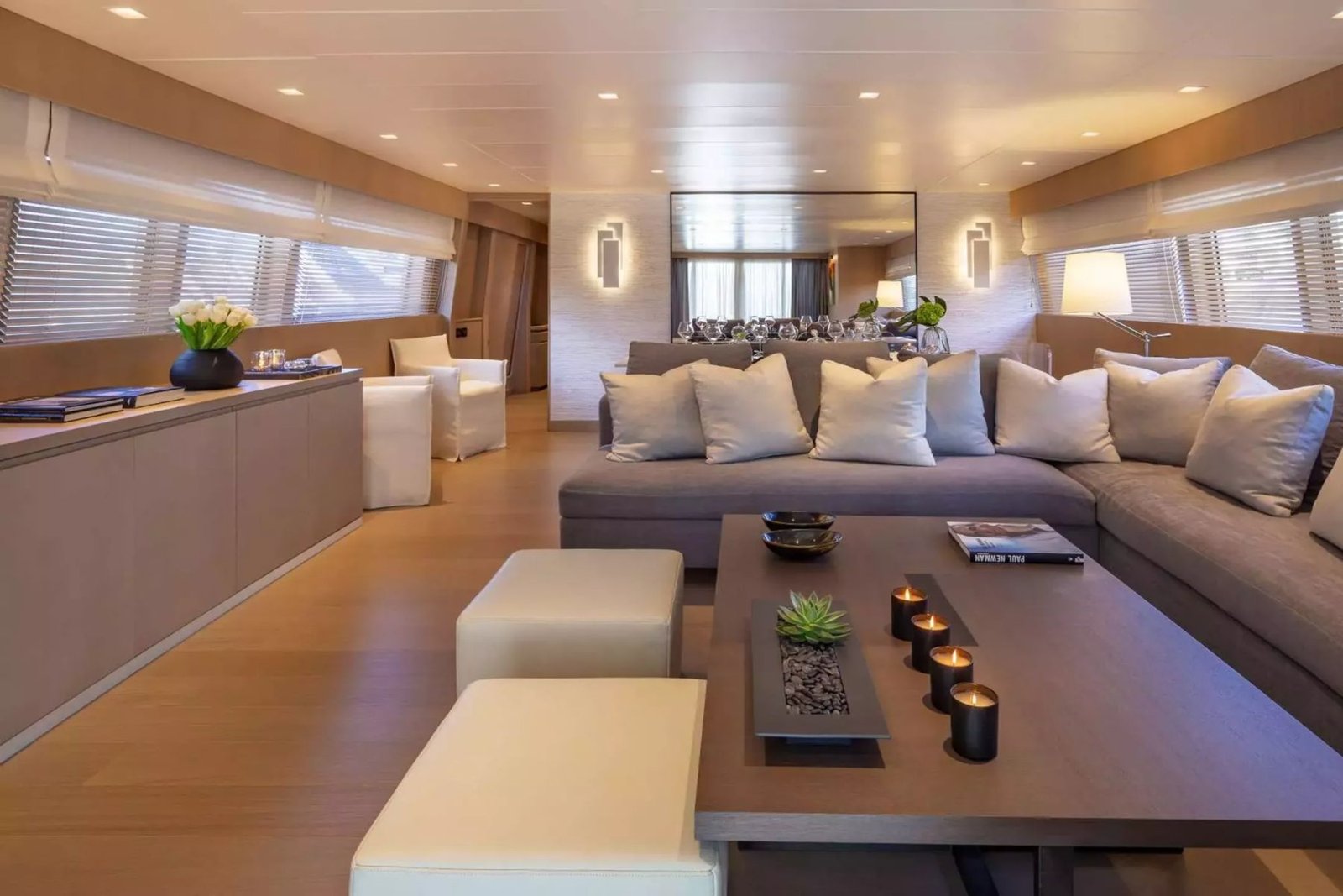Atina kiralık Admiral 101 motoryatta köşe kanepeli ve sıcak ahşap işçilikli ana salon