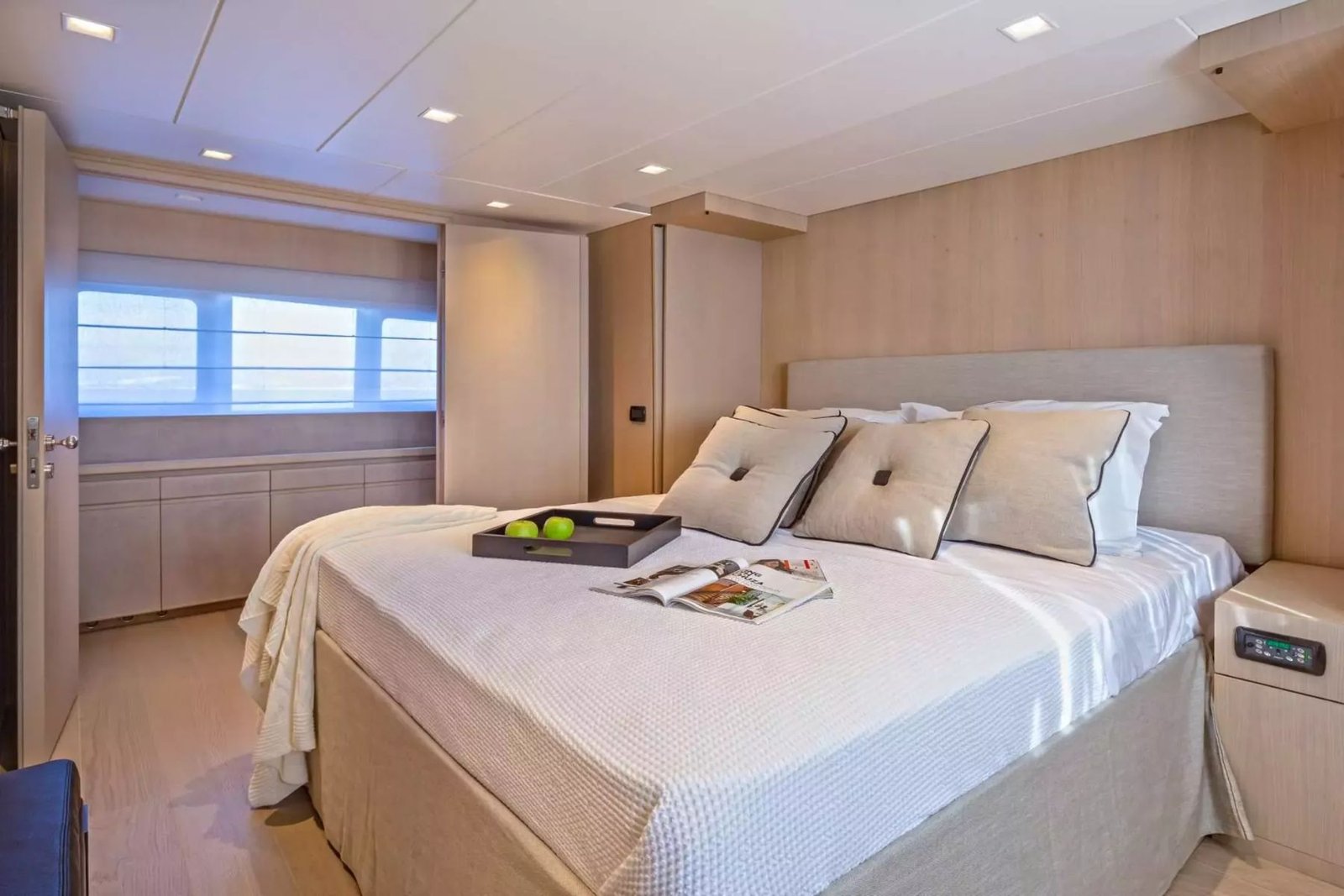 Atina kiralık Admiral 101 motoryatta king yataklı ve özel banyolu ana kamara