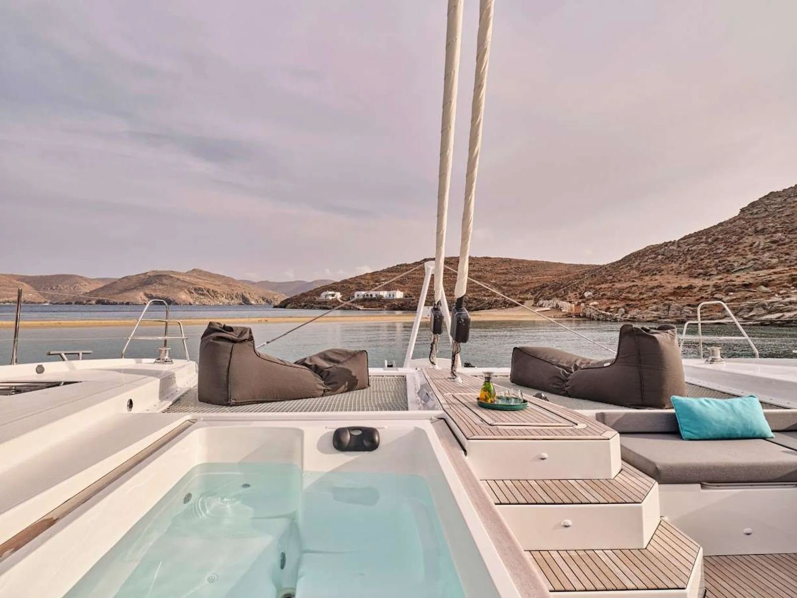 Yunanistan kiralık Alegria 67 katamaranda flybridge jakuzisi