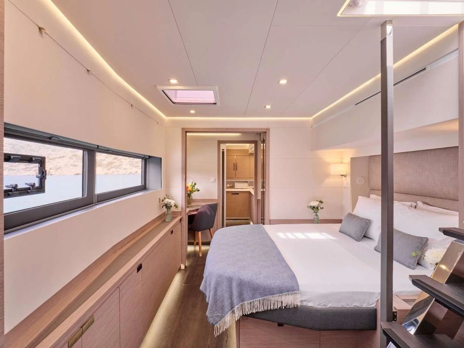 Yunanistan kiralık Alegria 67 katamaranda ana kabin