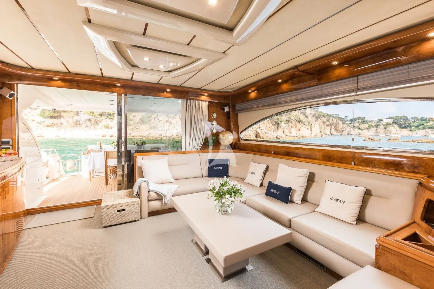 İbiza kiralık Astondoa 72 lüks motoryatın ana salonu