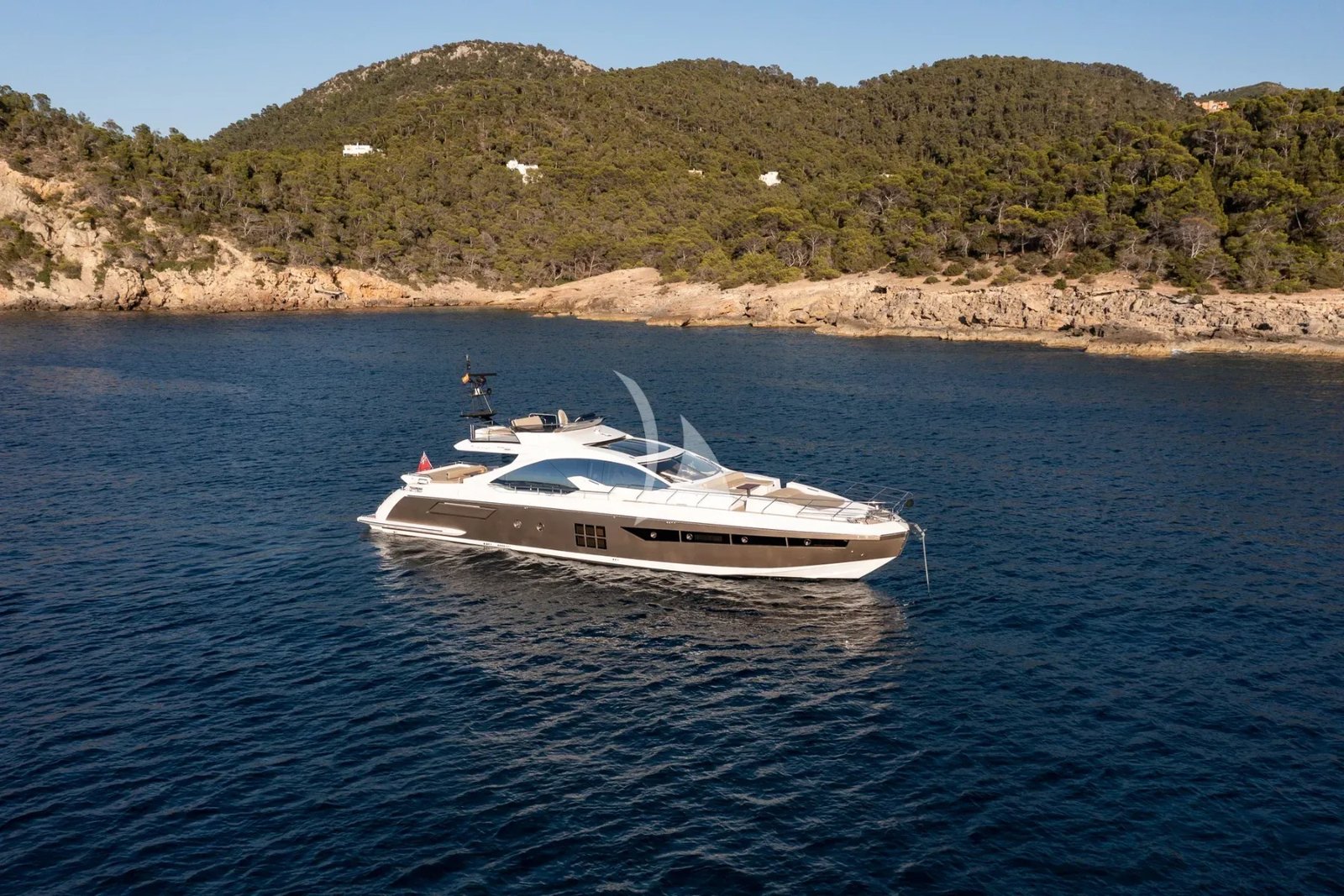 Bir Balear koyunda demirli İbiza kiralık Azimut S7 motoryat
