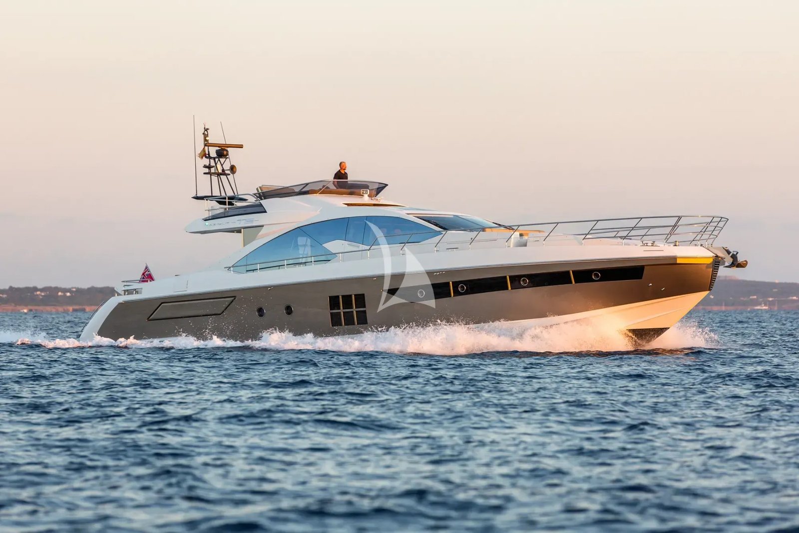 Hızla seyreden İbiza kiralık Azimut S7 motoryat