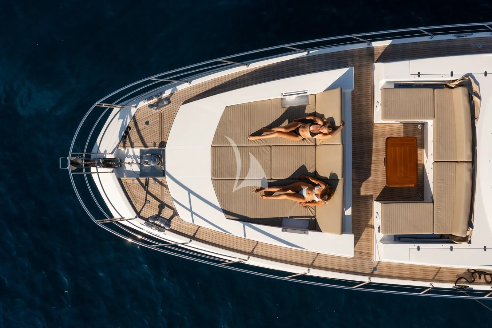 İbiza kiralık Azimut S7 motoryatta baş güverte güneşlenme minderi ve oturma alanı