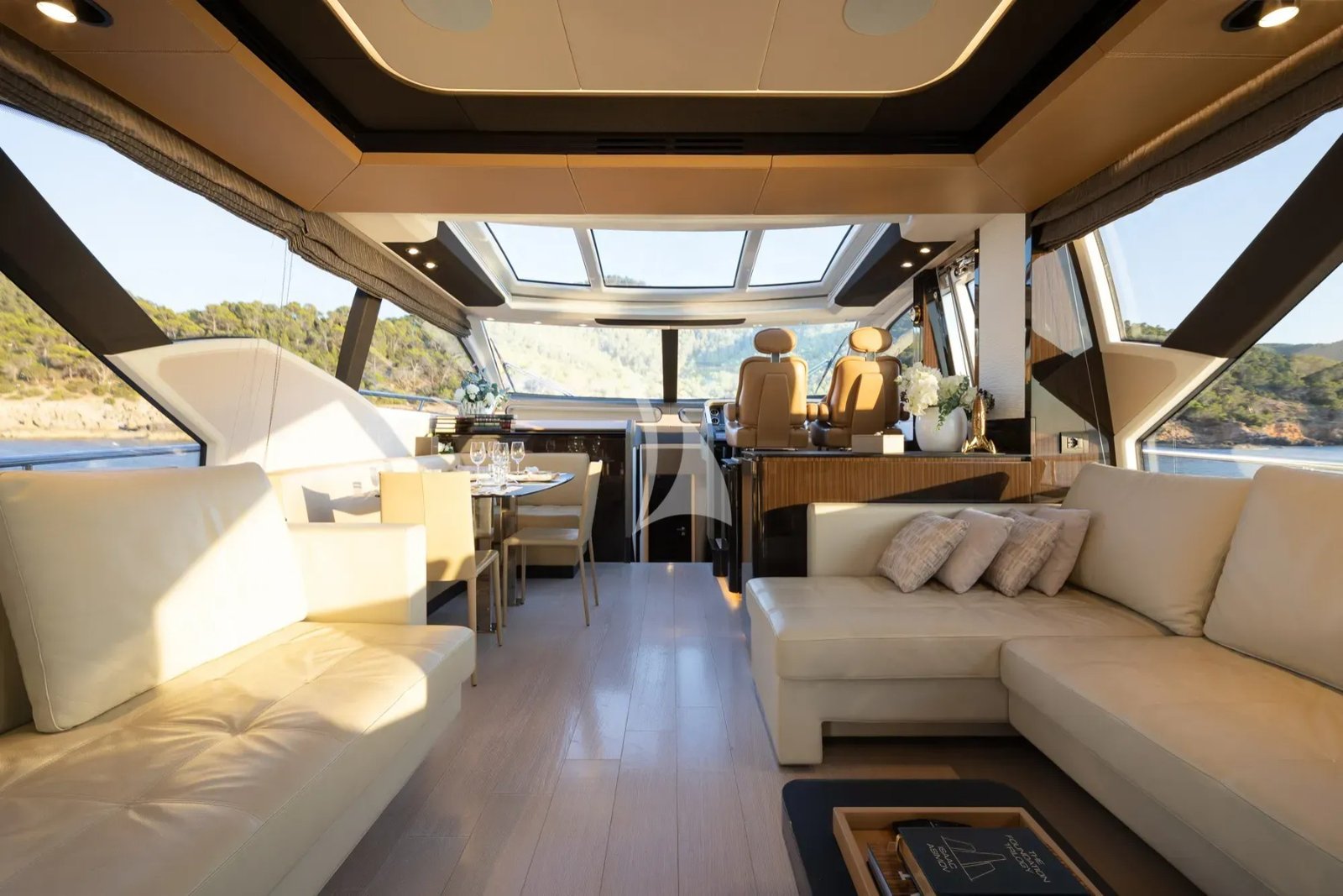 İbiza kiralık Azimut S7 motoryatın ana salonu