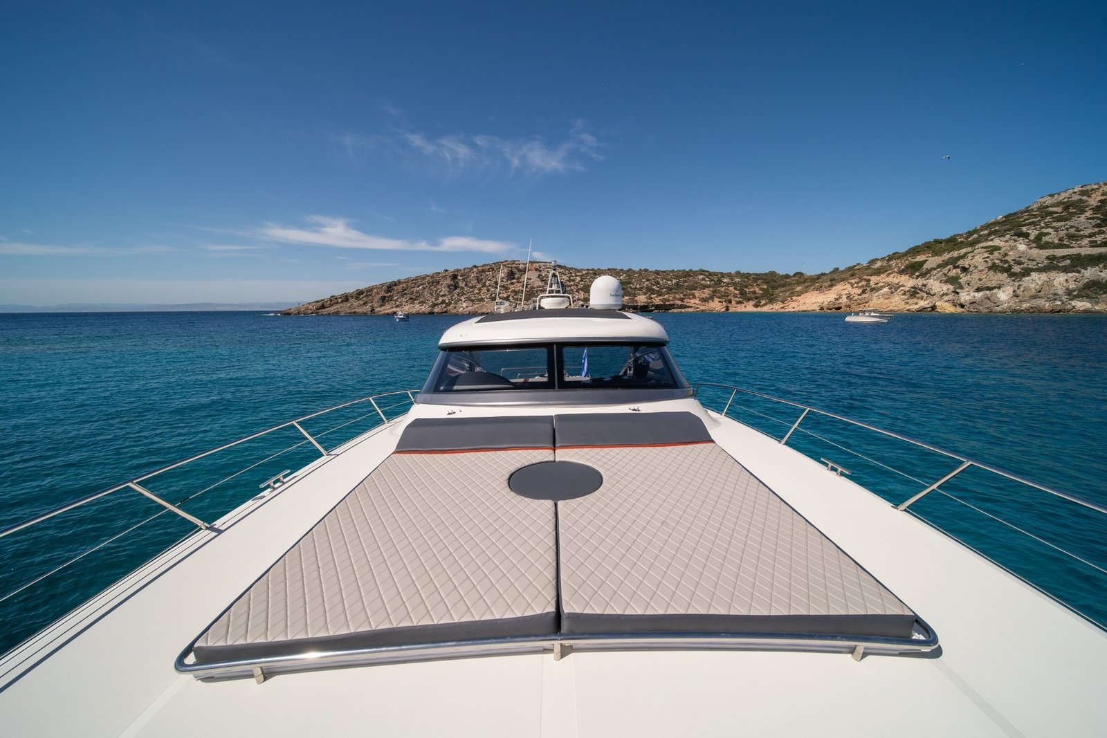Mikonos kiralık Baia Azzurra 63 motoryatta tam genişlikte baş güverte güneşlenme minderi