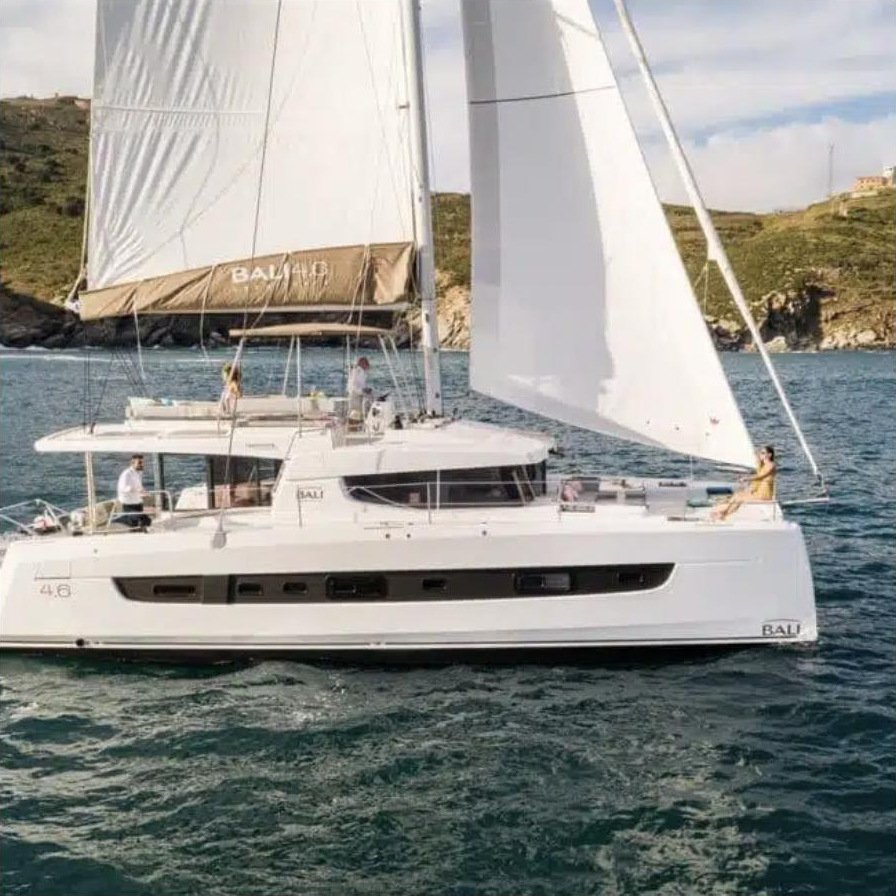 Bali 4.6 katamaran kiralama Fethiye - açık kokpiti gösteren gövde ve flybridge profili