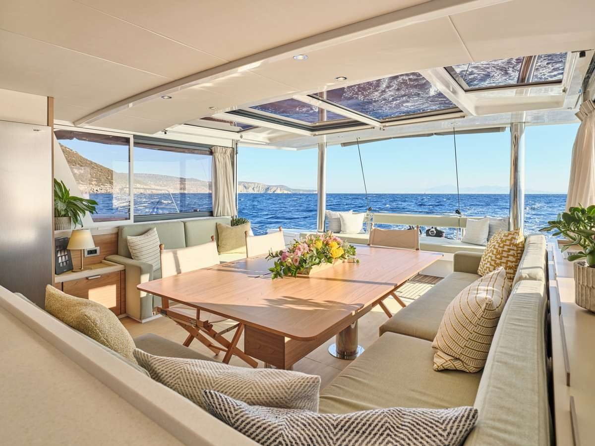 Yunanistan'da kiralık Bali katamaranda aydınlık iç oturma salonu