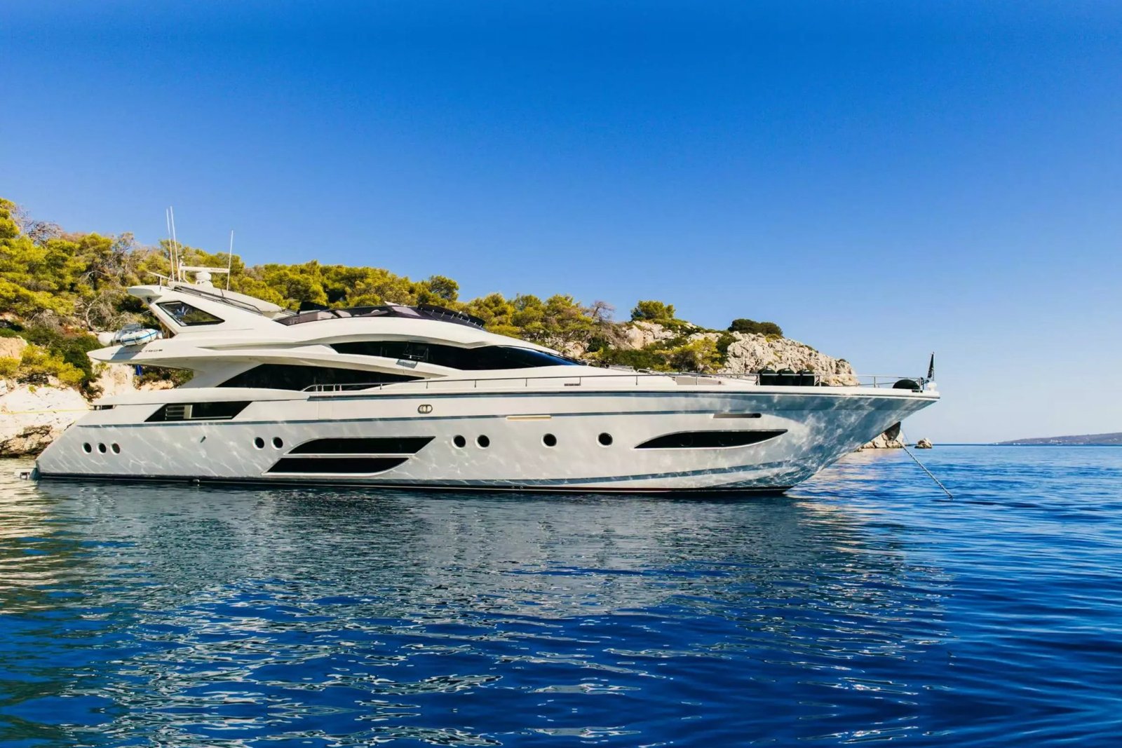Dominator 78 Motoryat Kiralama Atina | 3 Kabinli Mürettebatlı Flybridge Yat