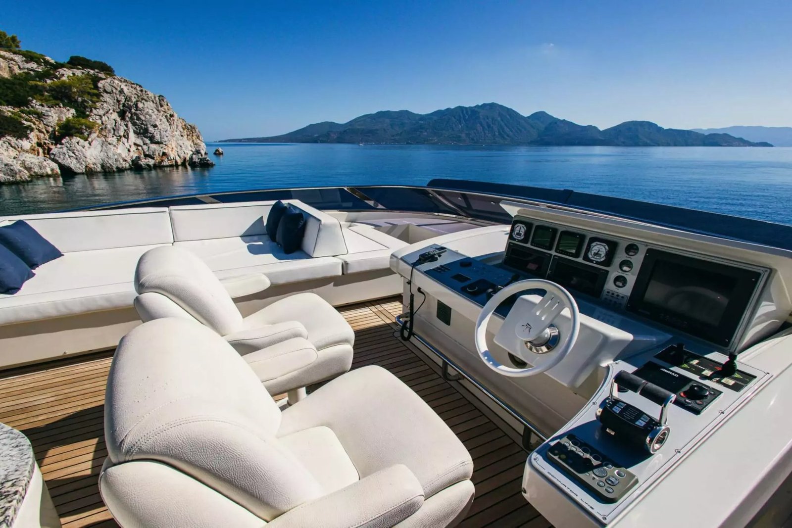 Atina kiralık Dominator 78 motoryatta flybridge oturma alanı ve bar