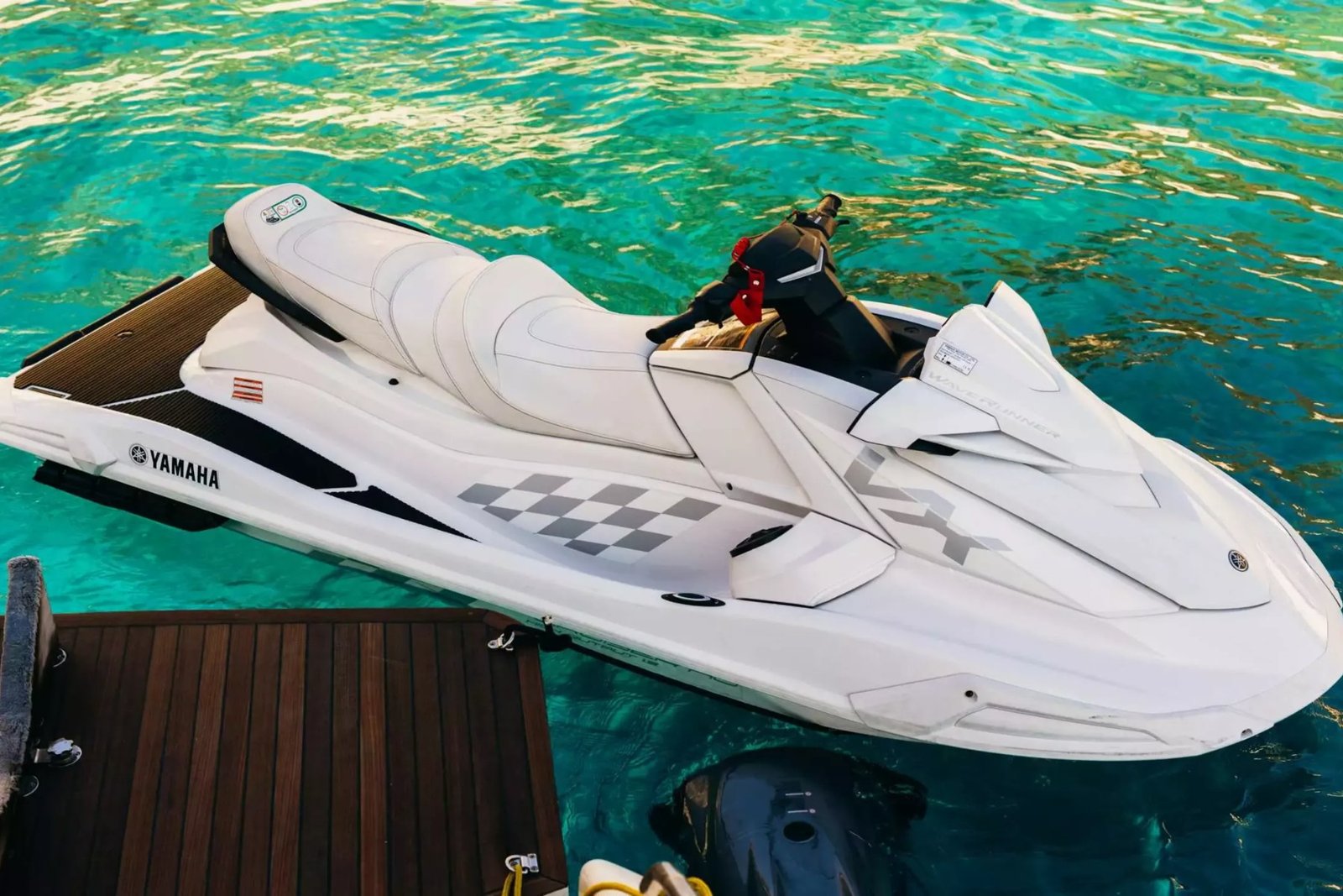 Atina kiralık Dominator 78 motoryatta suya indirilmeye hazır jet ski