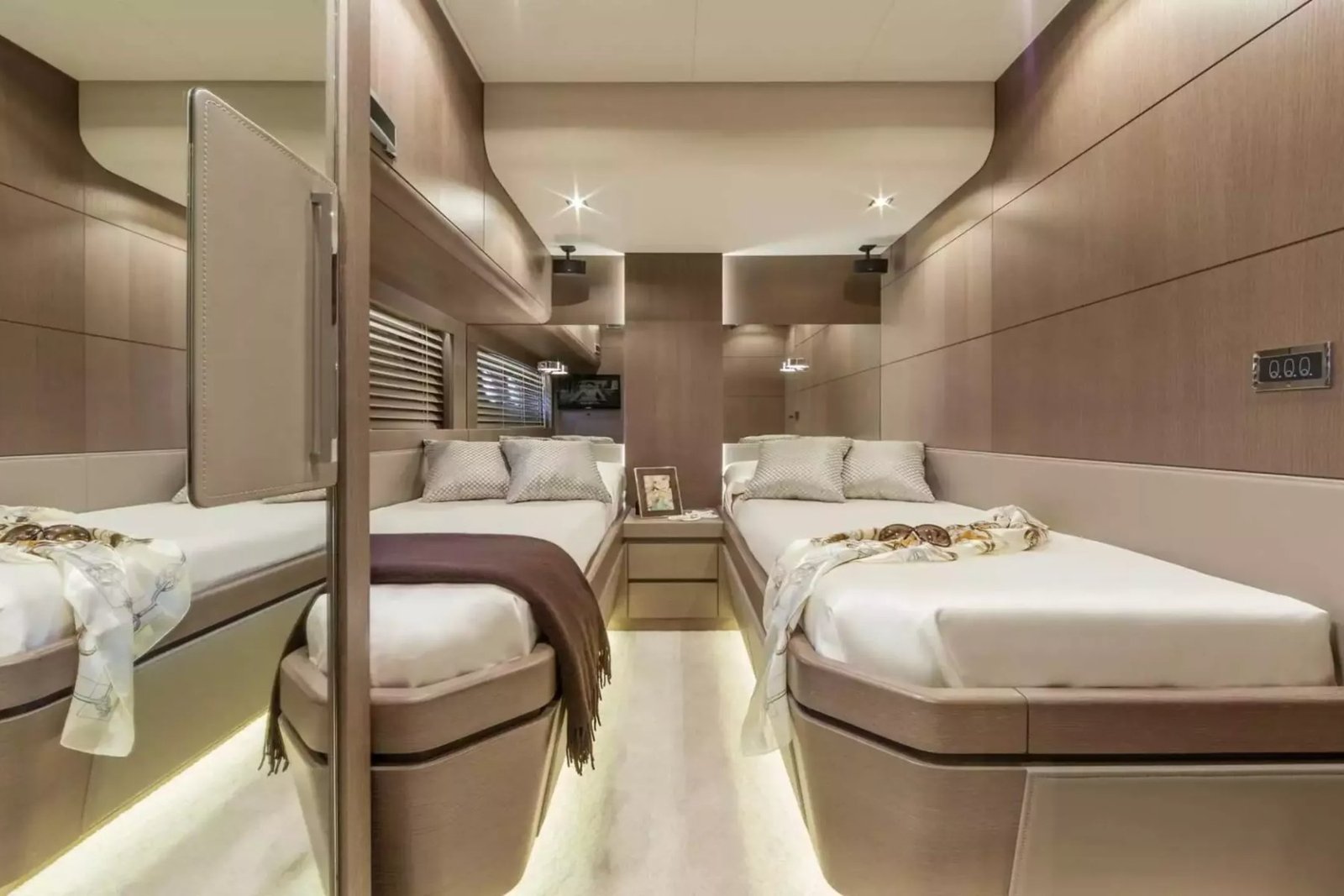 Atina kiralık Dominator 78 motoryatın ana salonu