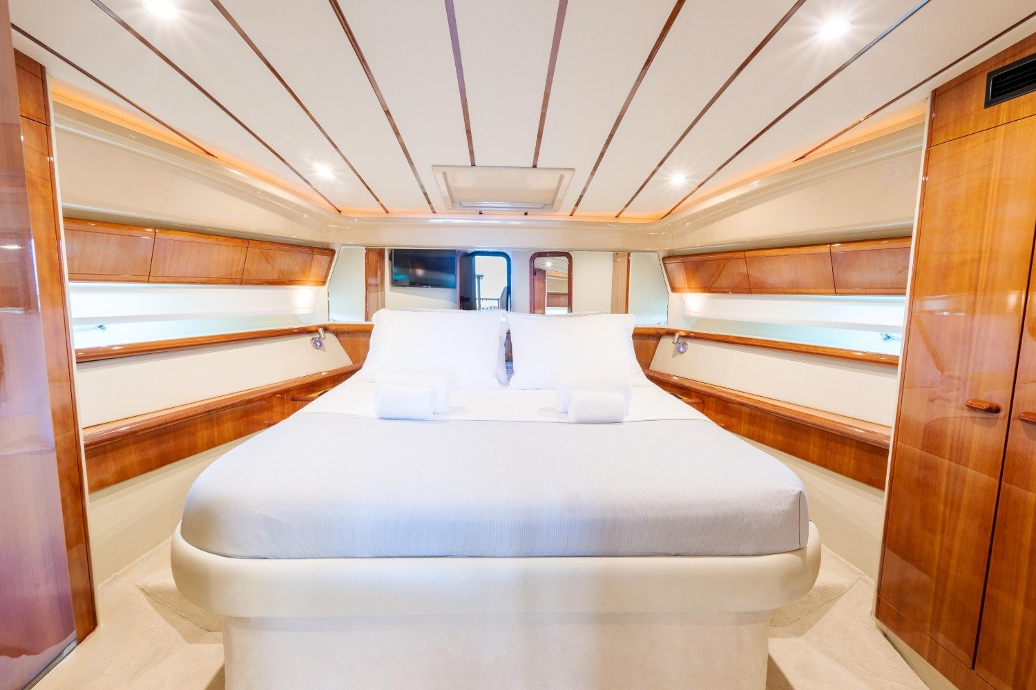 Master cabin on a Ferretti 53 motor yacht charter Mykonos