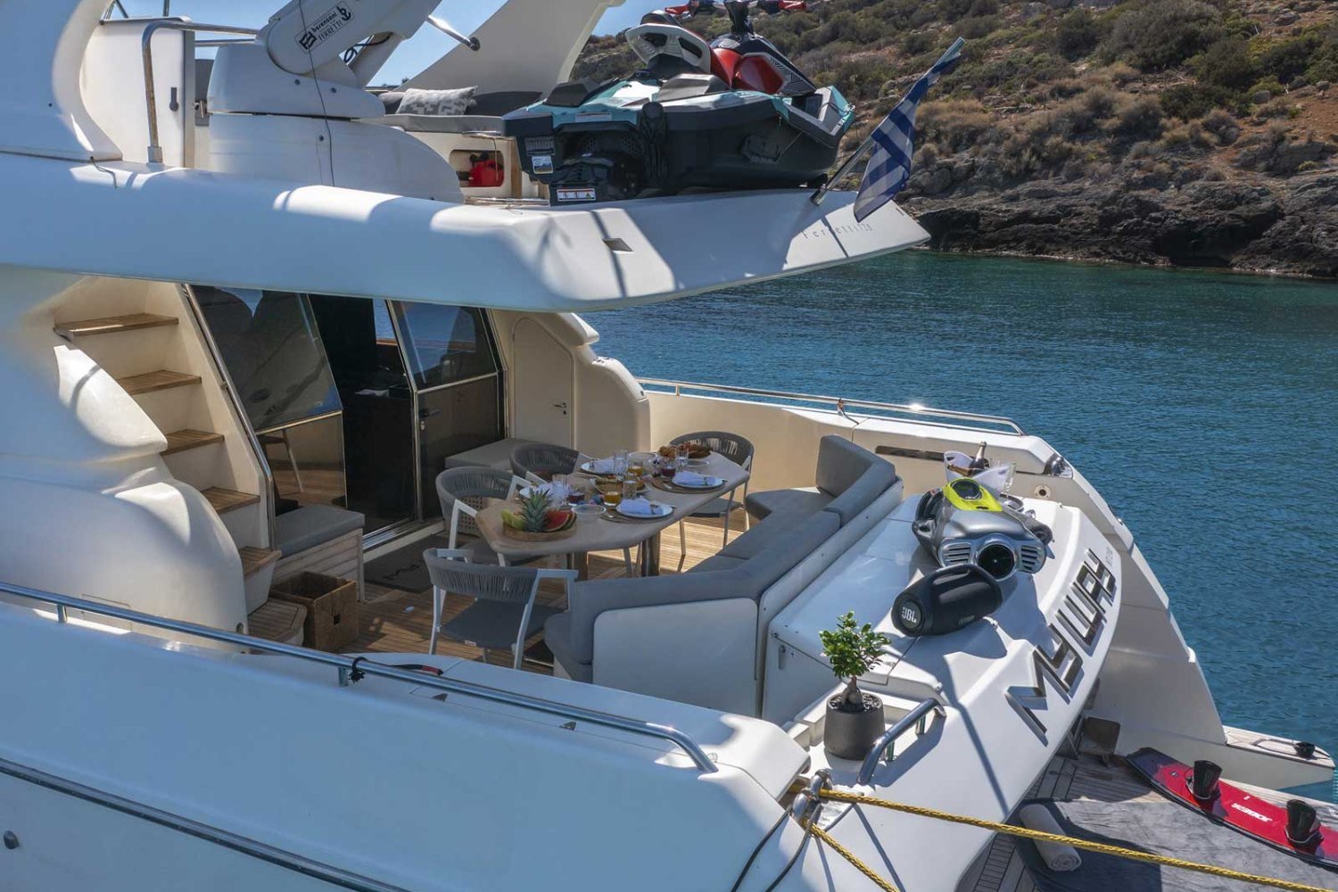 Atina kiralık Ferretti 72 motoryatta bimini altında flybridge oturma alanı