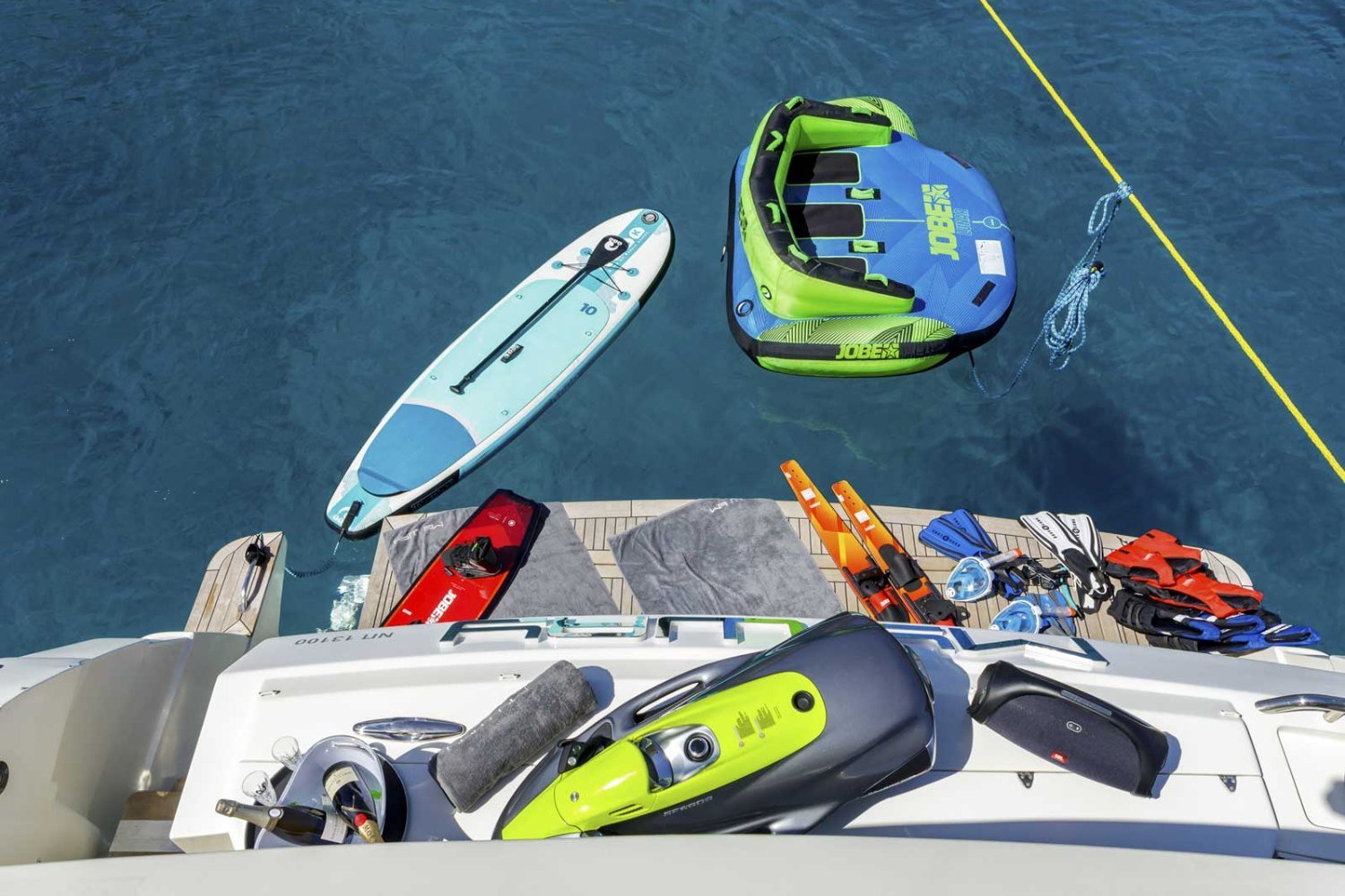 Atina kiralık Ferretti 72 motoryatta platformda hazır deniz oyuncakları