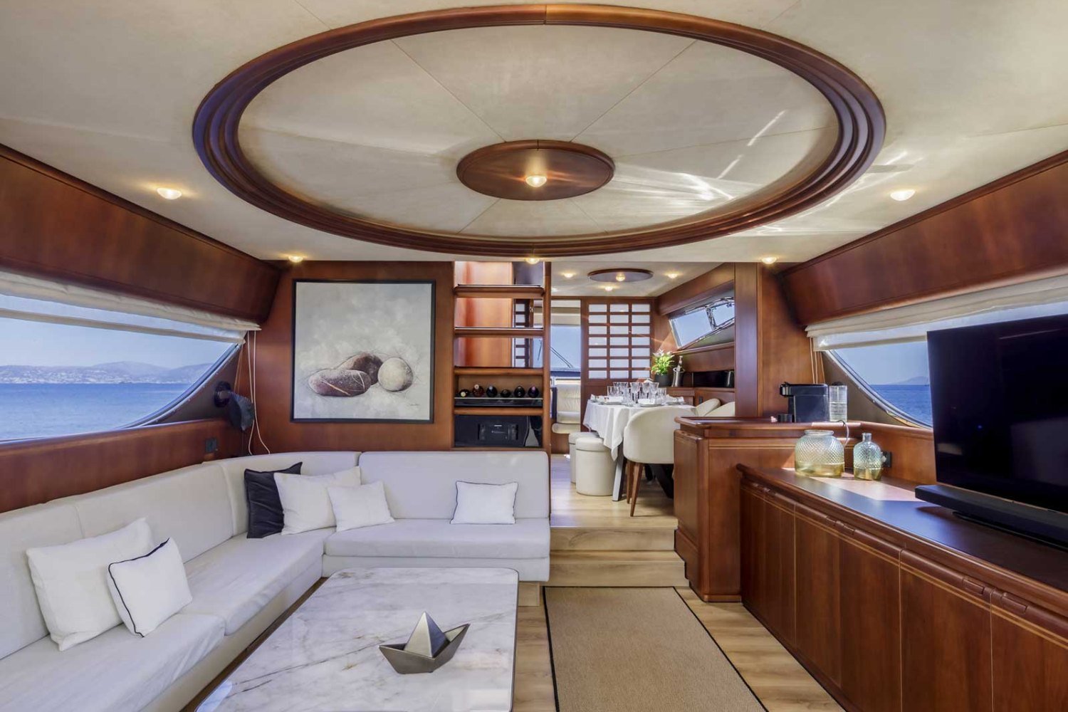 Atina kiralık Ferretti 72 motoryatın ana salonu