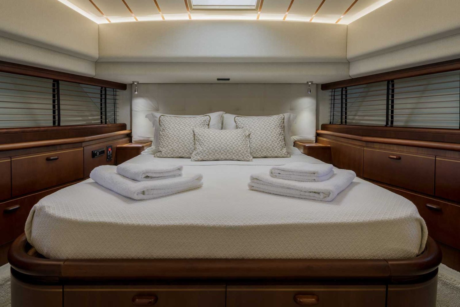 Atina kiralık Ferretti 72 motoryatta ana kamara