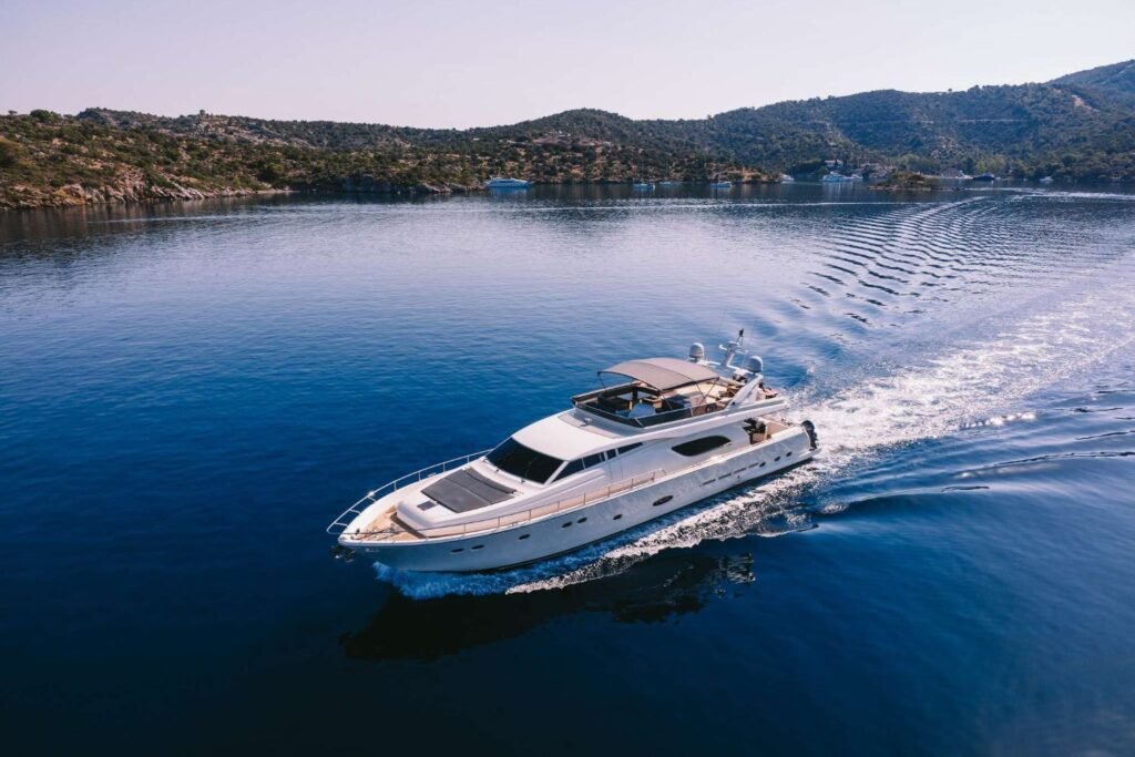 Ferretti 80 Kiralama Mikonos – Mürettebatlı Flybridge Motoryat, Kiklad Adaları | 2004/2022