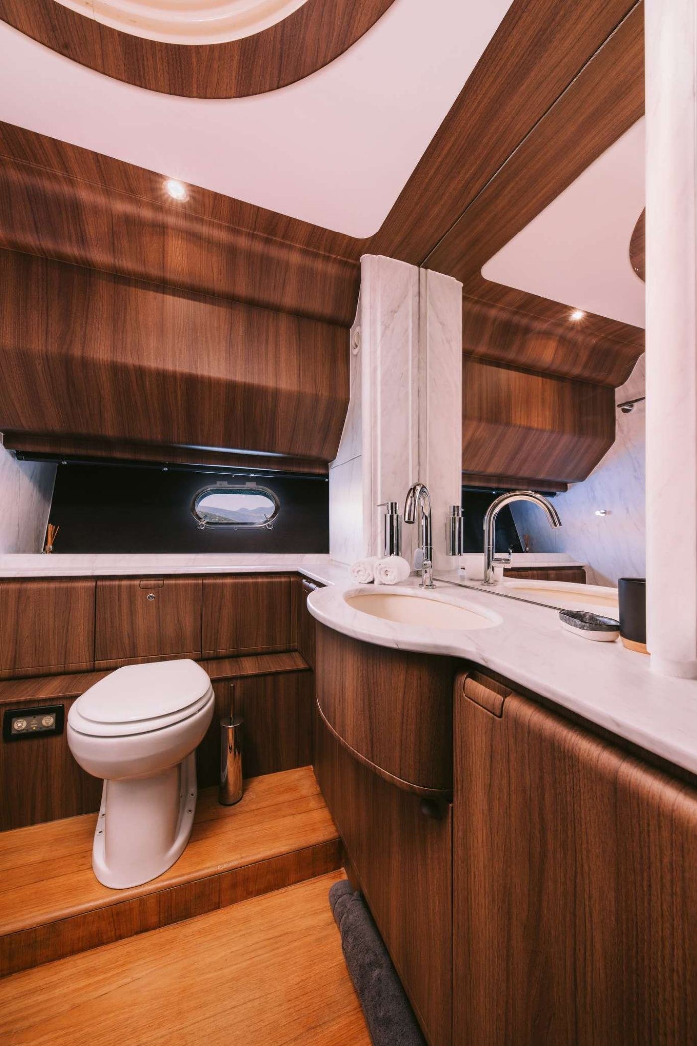 Mikonos kiralık Ferretti 80 yatta mermer kabin banyosu