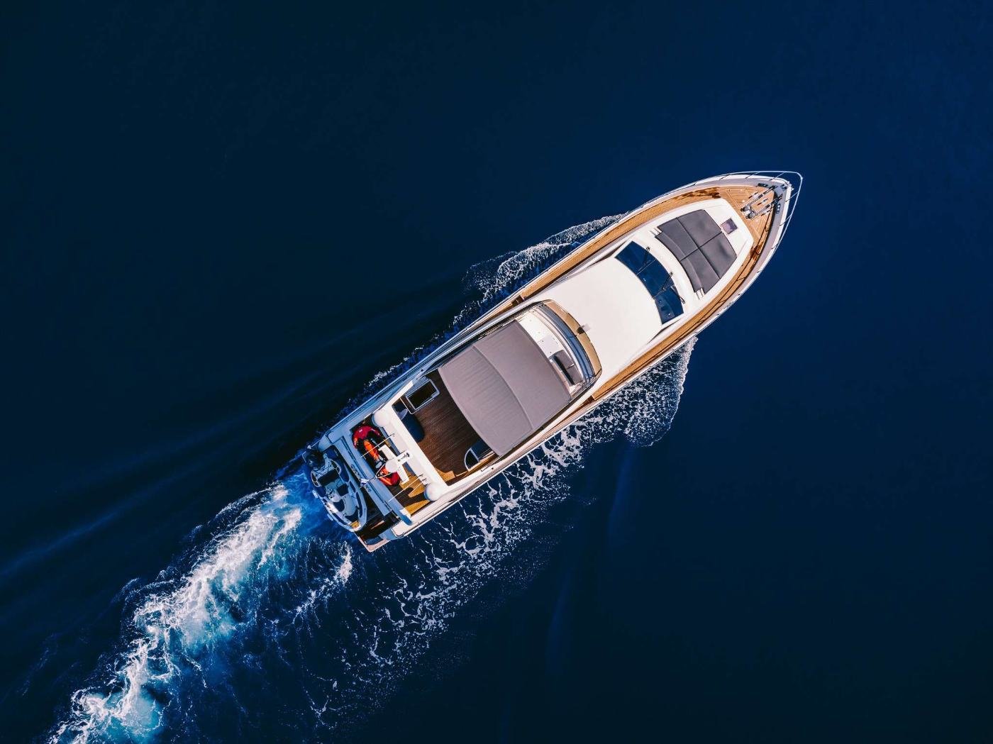 Ege'de seyreden Mikonos kiralık Ferretti 80 yatın havadan görünümü