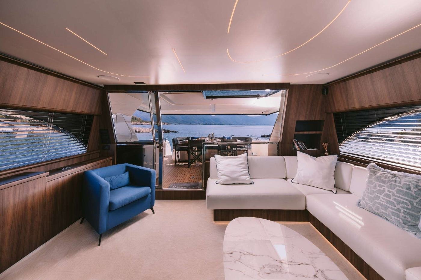 Mikonos kiralık Ferretti 80 motoryatta deniz manzaralı ceviz salon