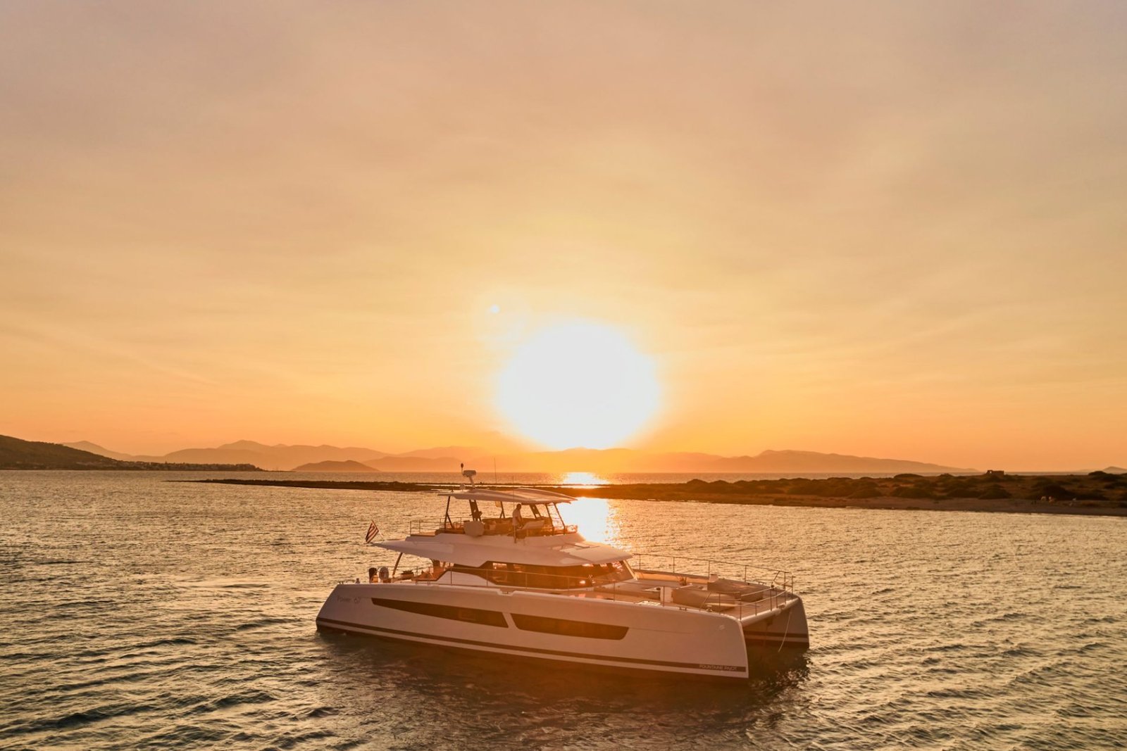 Ege'de gün batımında kiralık Fountaine Pajot Power 67 yat, profil silueti
