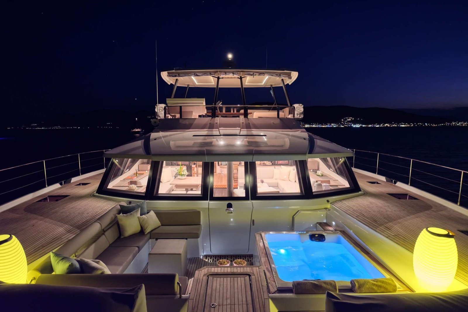 Kiralık Fountaine Pajot Power 67 katamaranın dalma havuzuyla gece ışıklı kıç güvertesi