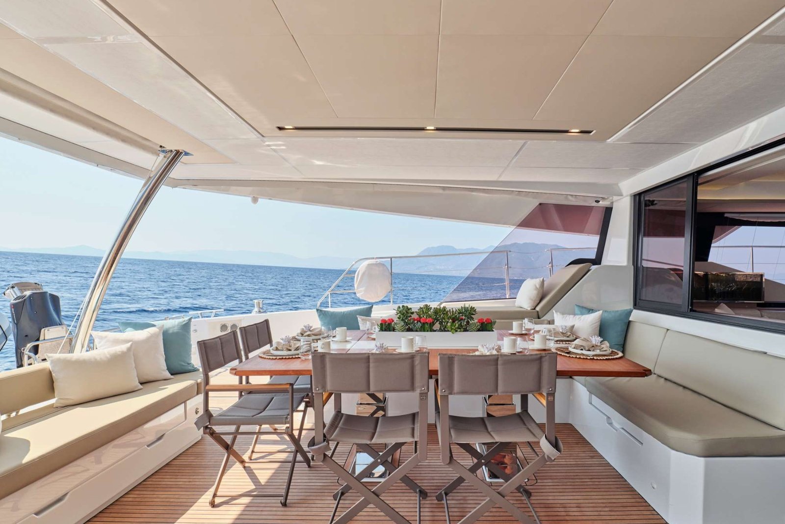 Kiralık Fountaine Pajot Power 67 katamaranda sekiz misafir için kurulmuş kokpit yemek masası