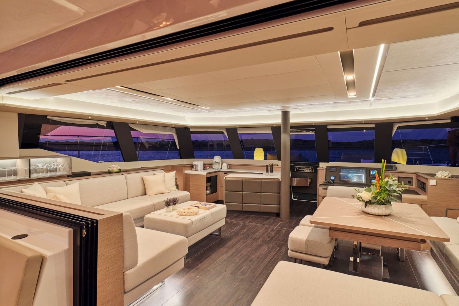 Kiralık Fountaine Pajot Power 67 katamaranın panoramik camlı ana salonu