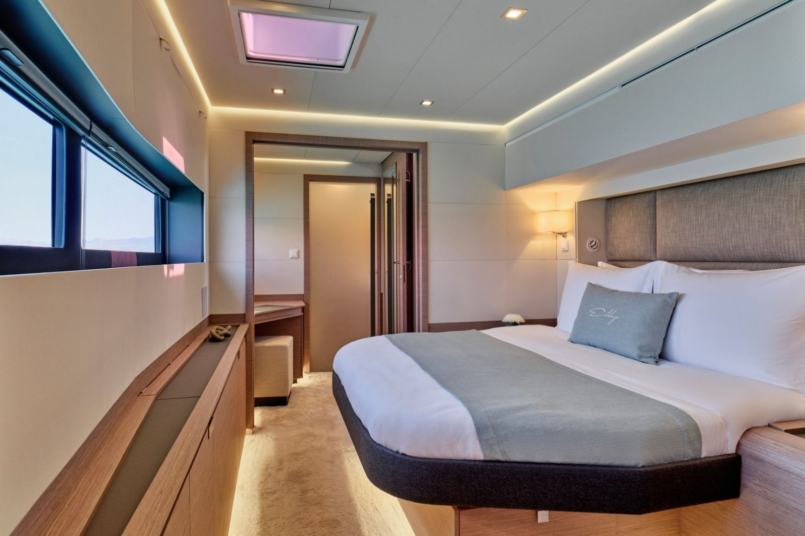 Kiralık Fountaine Pajot Power 67 katamaranda gövde pencereli ana kamara