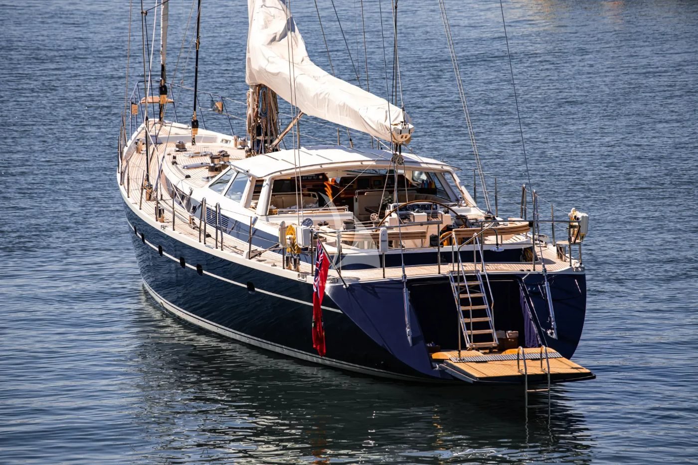 Atina kiralık Jongert 2900M motor sailer'ın sancak omuzluk görünümü