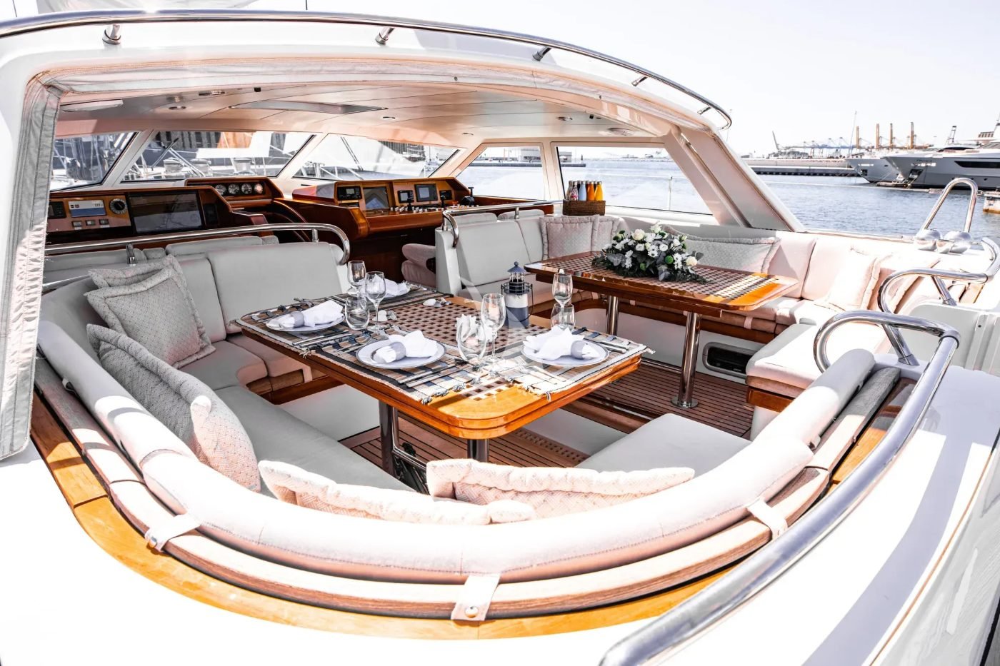 Atina kiralık Jongert 2900M motor sailer'ın kokpit yemek alanı