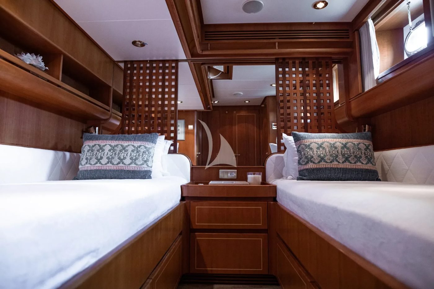 Atina kiralık Jongert 2900M motor sailer'da twin misafir kabini