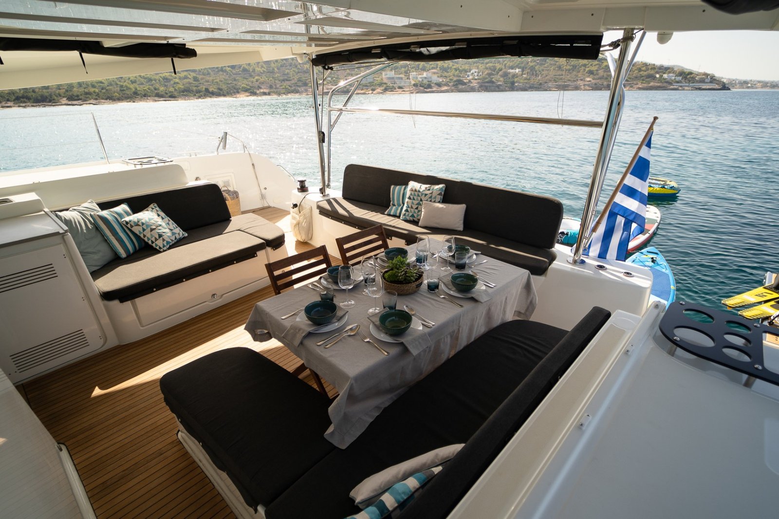 Yunanistan kiralık Lagoon 46 katamaranda flybridge dümen yeri