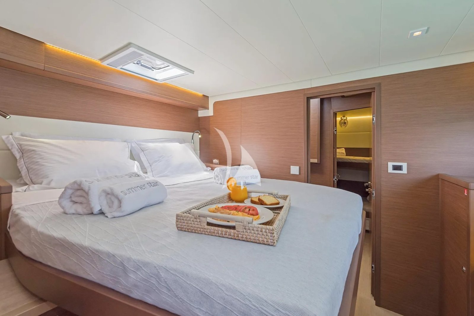 Atina kiralık Lagoon 52 katamaranda banyolu ana kamara