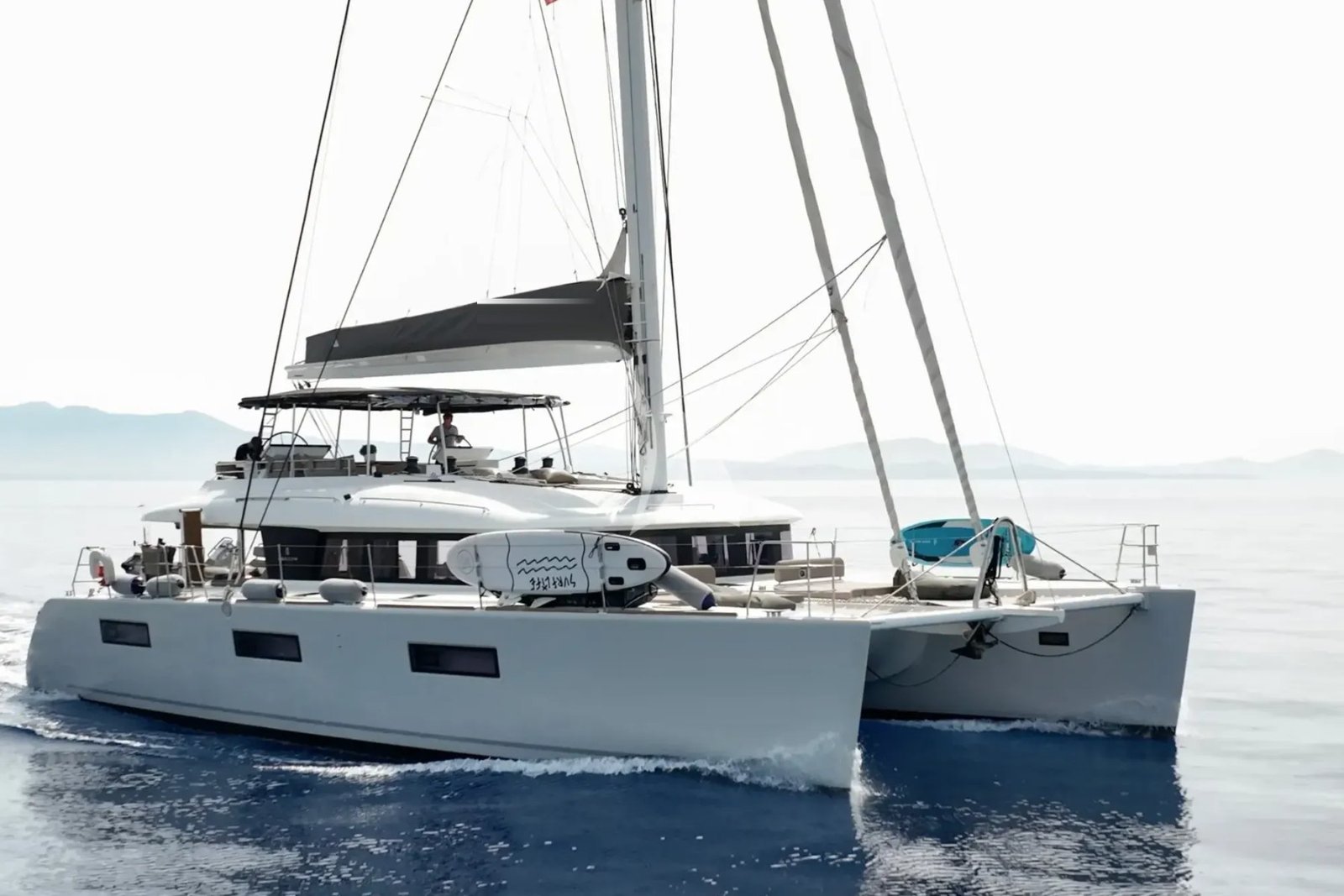 Açık denizde seyreden Yunanistan kiralık Lagoon 620 katamaran