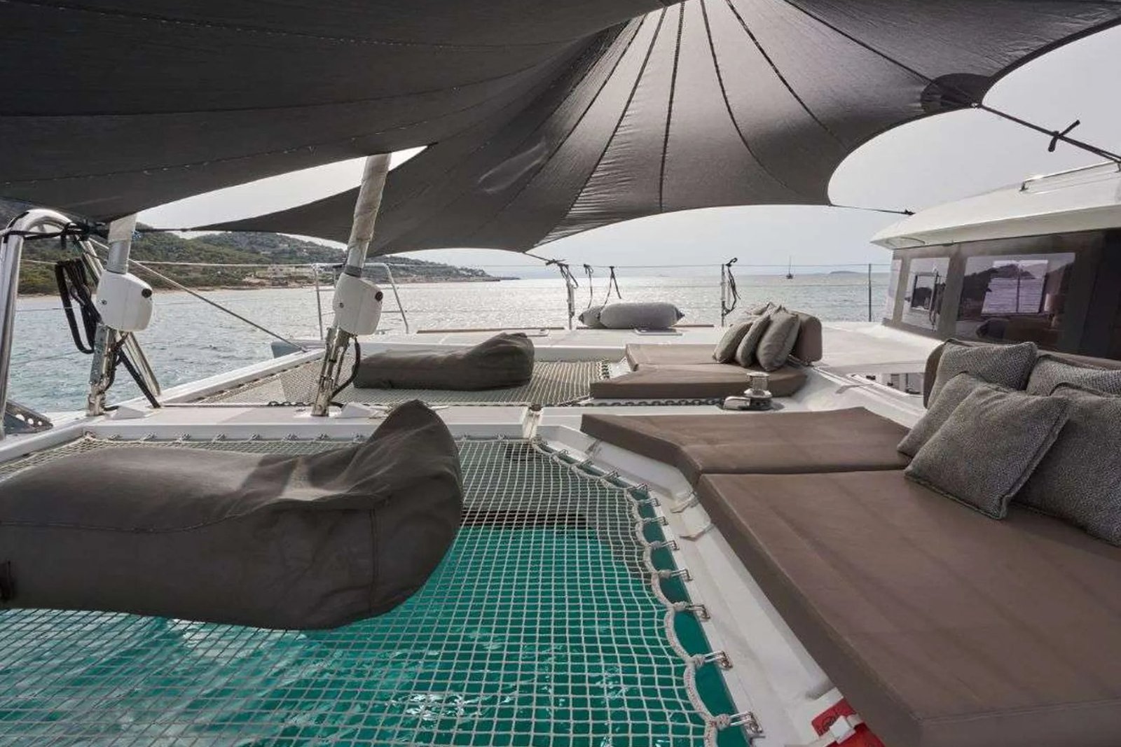 Yunanistan kiralık Lagoon 620 katamaranda flybridge dümeni ve oturma alanı