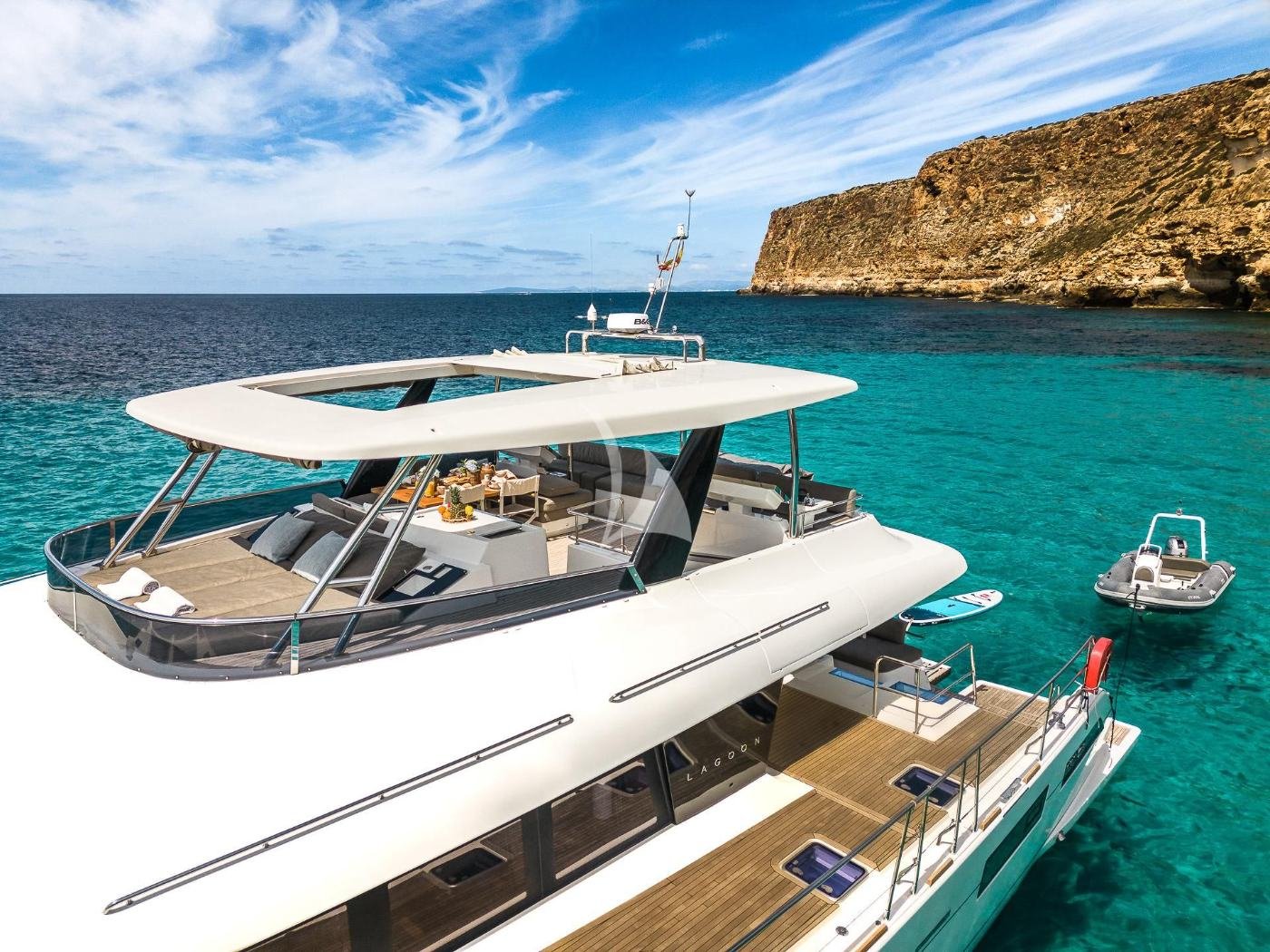İbiza mürettebatlı kiralık Lagoon 630 motorlu katamaranın flybridge'i ve sert tavanı